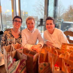 Der Vorstand des Vereins MENSCHEN DIREKT mit gepackten Weihnachtstüten